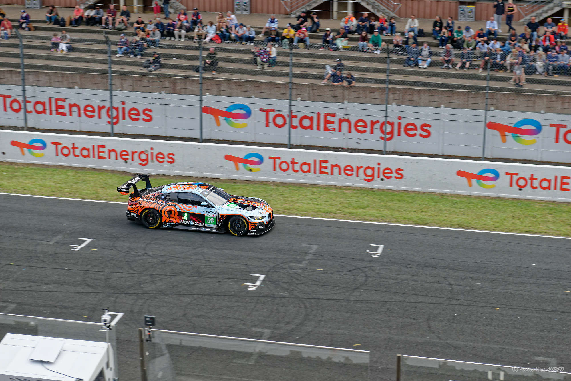 N° 69 BMW M4 LMGT3 Evo en catégorie LMGT3 - 24 H du Mans 2026 - 992D8C